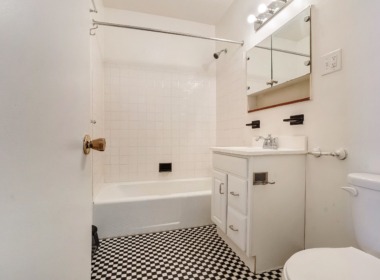 196 W 9th apt 2 bath