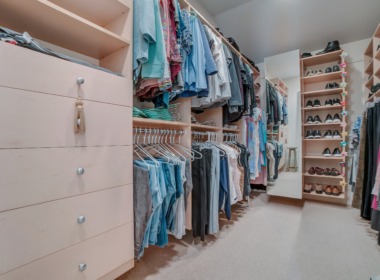 496A walk-in closet