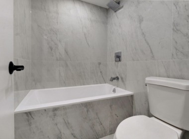 144 Huntington bath1