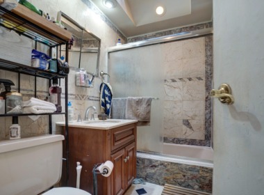 Park Ln full bathroom