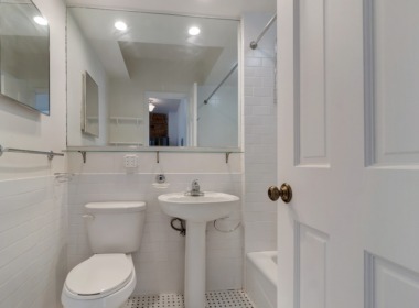 685 Sackett #2 bath