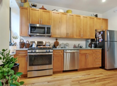 685 Sackett St #1 kitchen