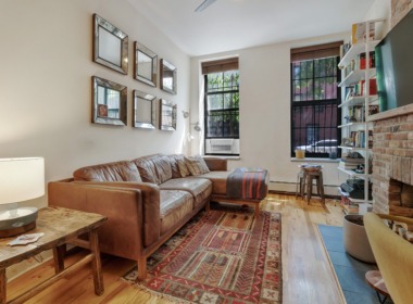 685 Sackett St #1 livingrm