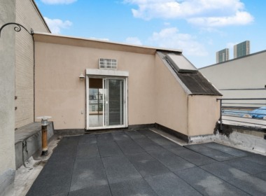 685 Sackett St deck 1 in