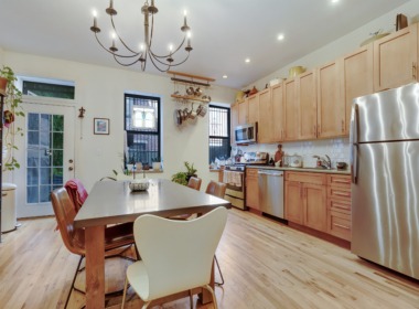 685 Sackett St dining