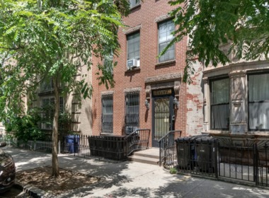 685 Sackett St front long